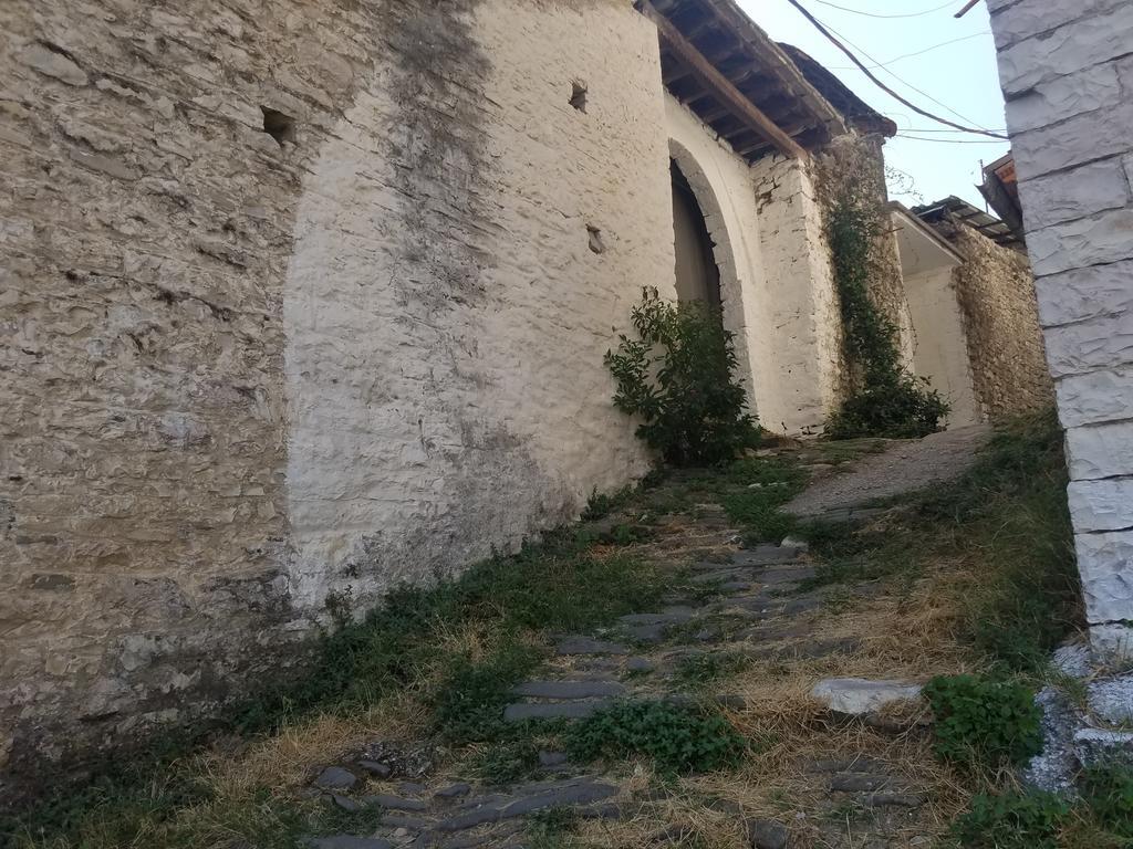 Lori'S Traditional House Hotel Gjirokaster Exterior photo